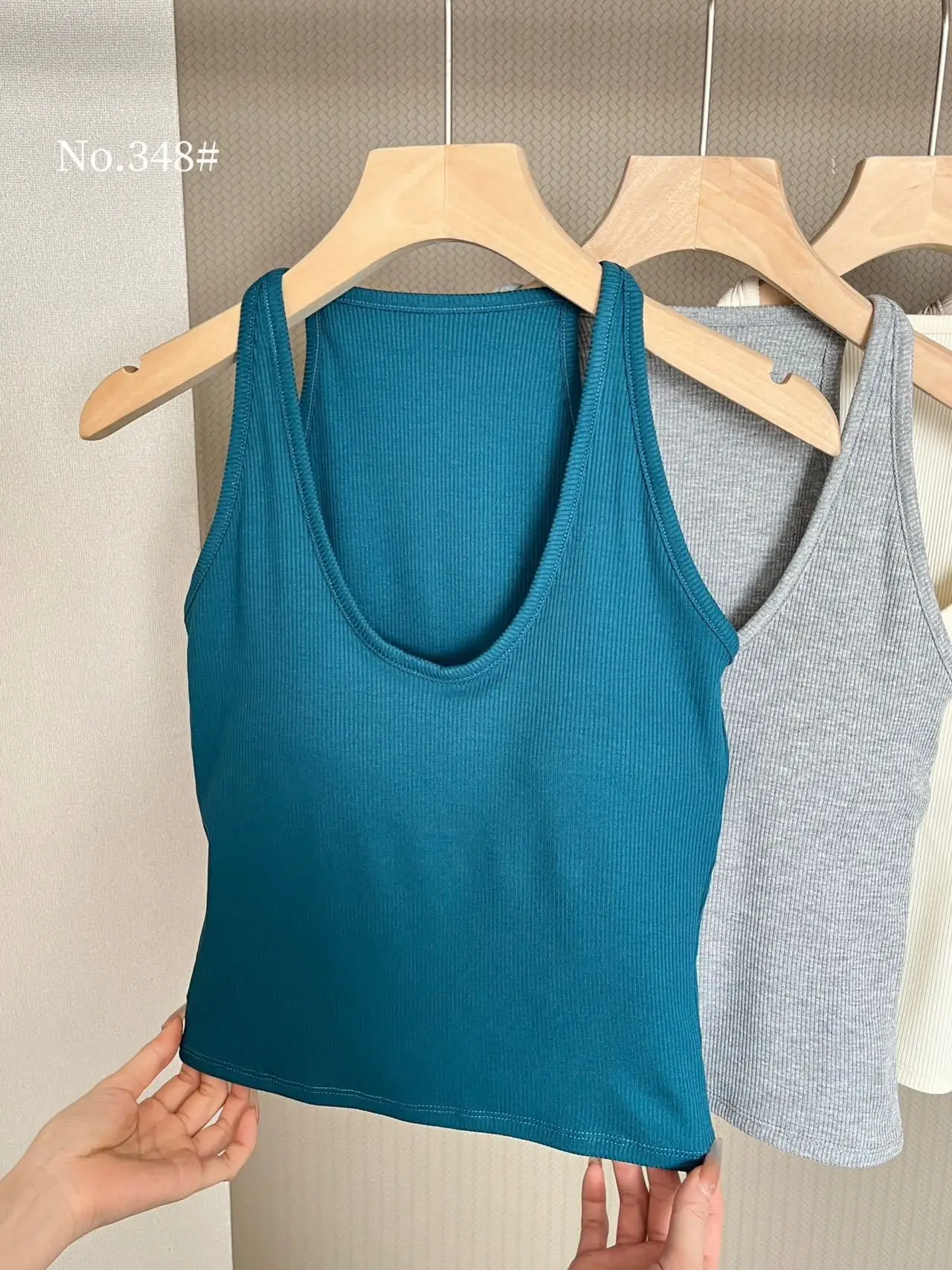 2025 Hot Girl Halterneck Vest for Women Slim Sleeveless Top — feature 2