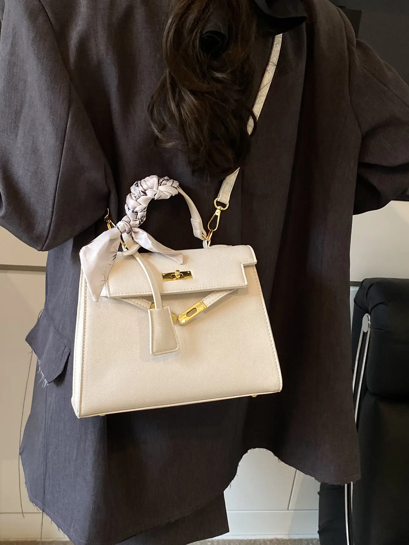 2025 Women's Textured Shoulder Bag Kelly Brown - Image 7