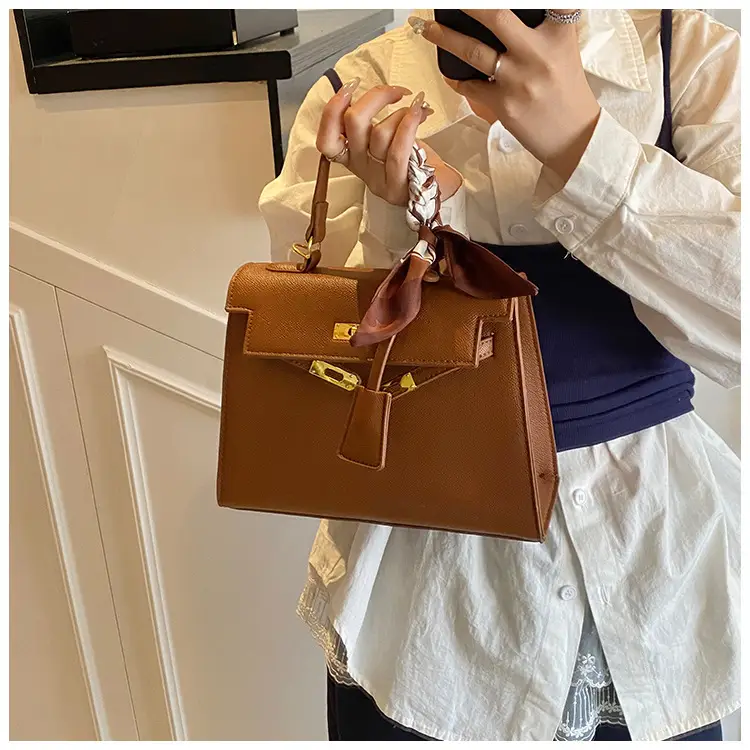2025 Women's Textured Shoulder Bag Kelly Brown — feature 15
