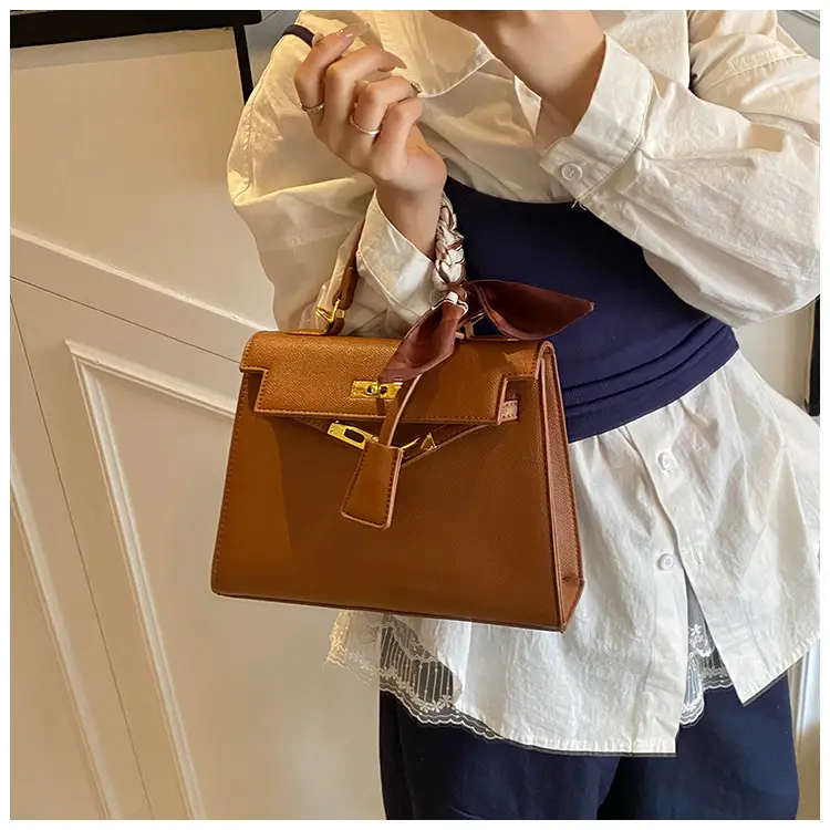 2025 Women's Textured Shoulder Bag Kelly Brown — feature 16