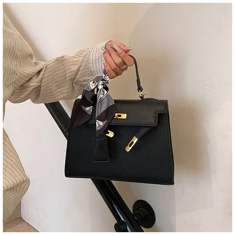 2025 Women's Textured Shoulder Bag Kelly Brown — feature 17