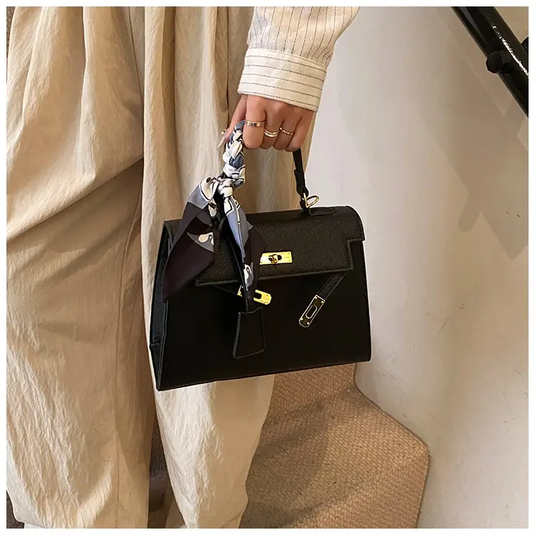 2025 Women's Textured Shoulder Bag Kelly Brown — feature 18