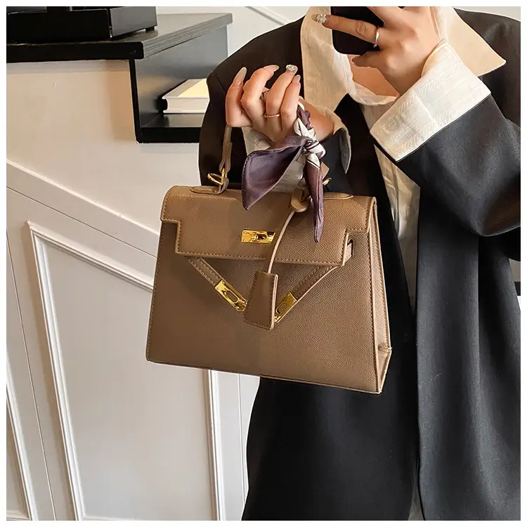 2025 Women's Textured Shoulder Bag Kelly Brown — feature 20