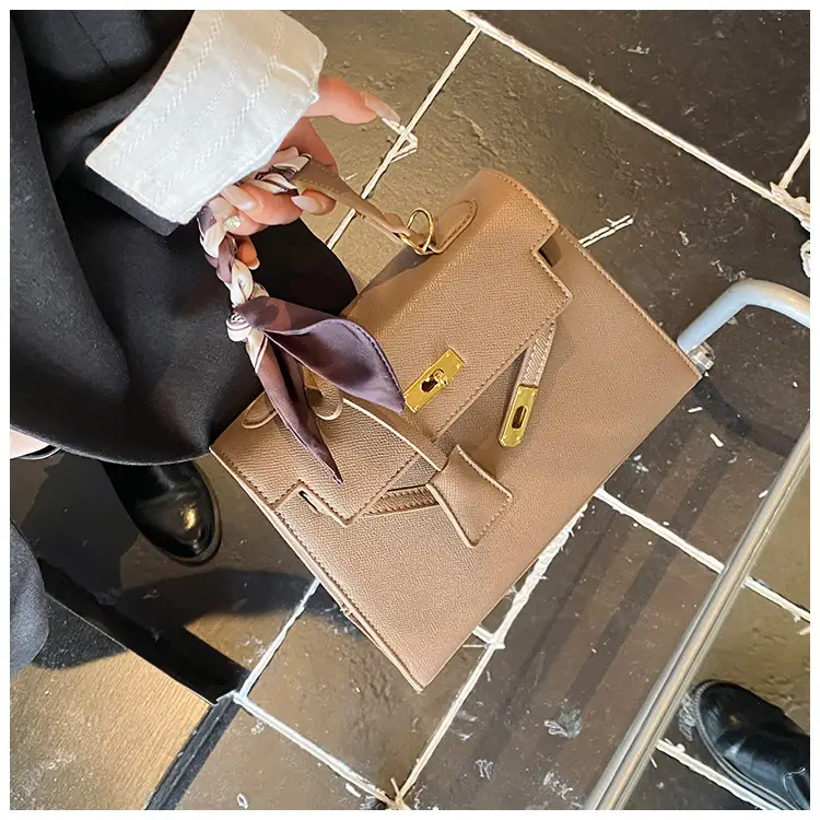 2025 Women's Textured Shoulder Bag Kelly Brown — feature 21