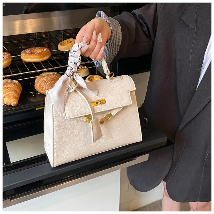 2025 Women's Textured Shoulder Bag Kelly Brown — feature 23