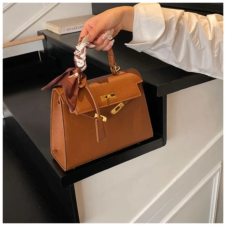 2025 Women's Textured Shoulder Bag Kelly Brown — feature 26