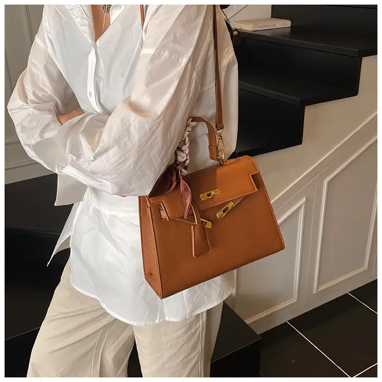 2025 Women's Textured Shoulder Bag Kelly Brown — feature 27