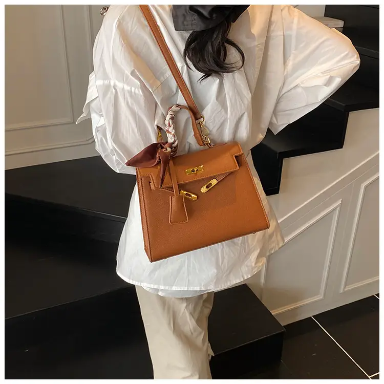 2025 Women's Textured Shoulder Bag Kelly Brown — feature 28