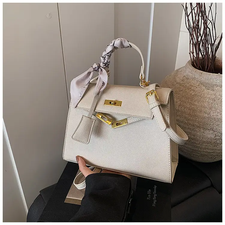 2025 Women's Textured Shoulder Bag Kelly Brown — feature 29