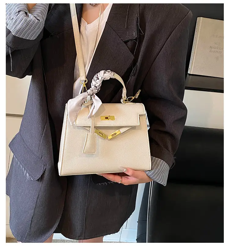 2025 Women's Textured Shoulder Bag Kelly Brown — feature 3