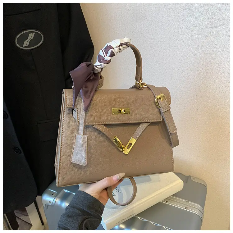 2025 Women's Textured Shoulder Bag Kelly Brown — feature 36