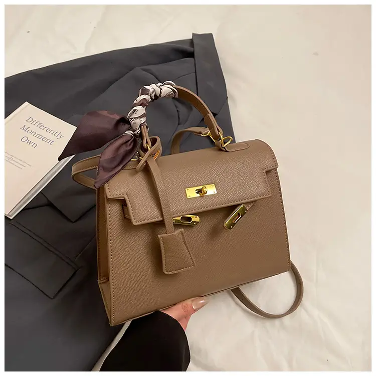 2025 Women's Textured Shoulder Bag Kelly Brown — feature 37
