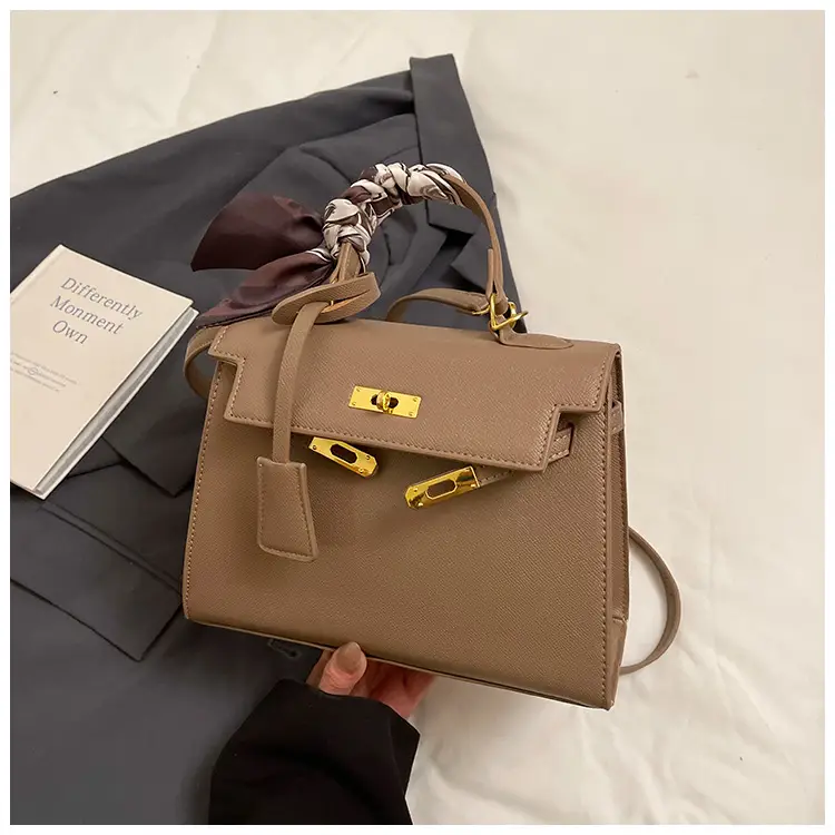 2025 Women's Textured Shoulder Bag Kelly Brown — feature 38
