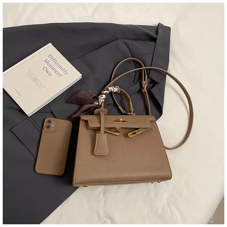 2025 Women's Textured Shoulder Bag Kelly Brown — feature 39