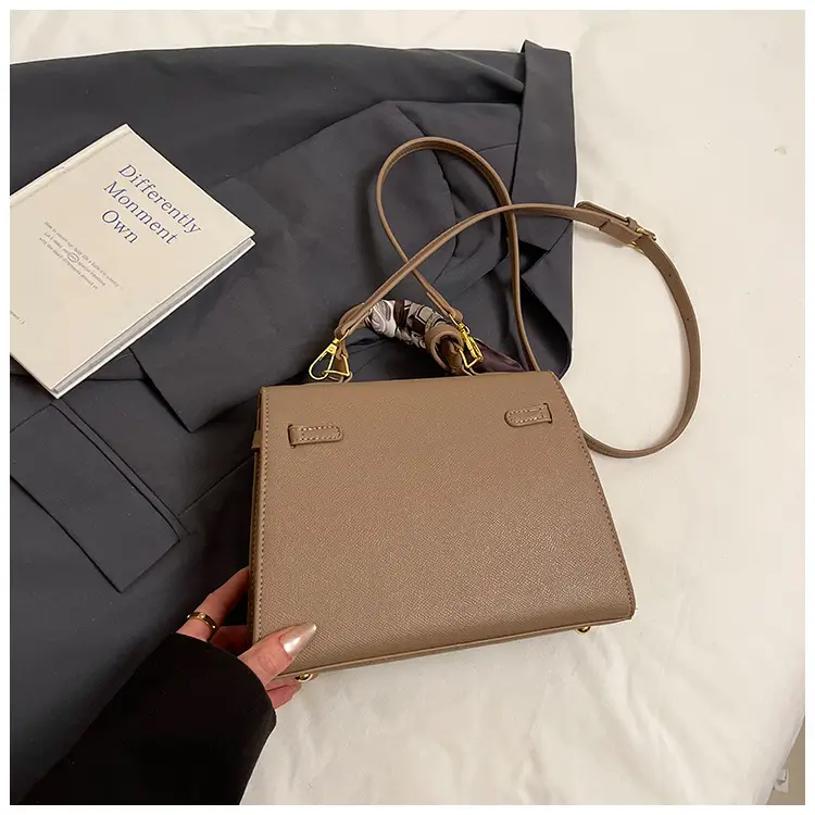 2025 Women's Textured Shoulder Bag Kelly Brown — feature 40
