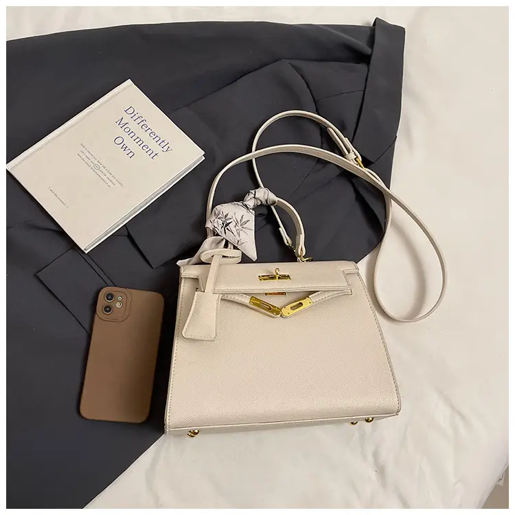 2025 Women's Textured Shoulder Bag Kelly Brown — feature 43