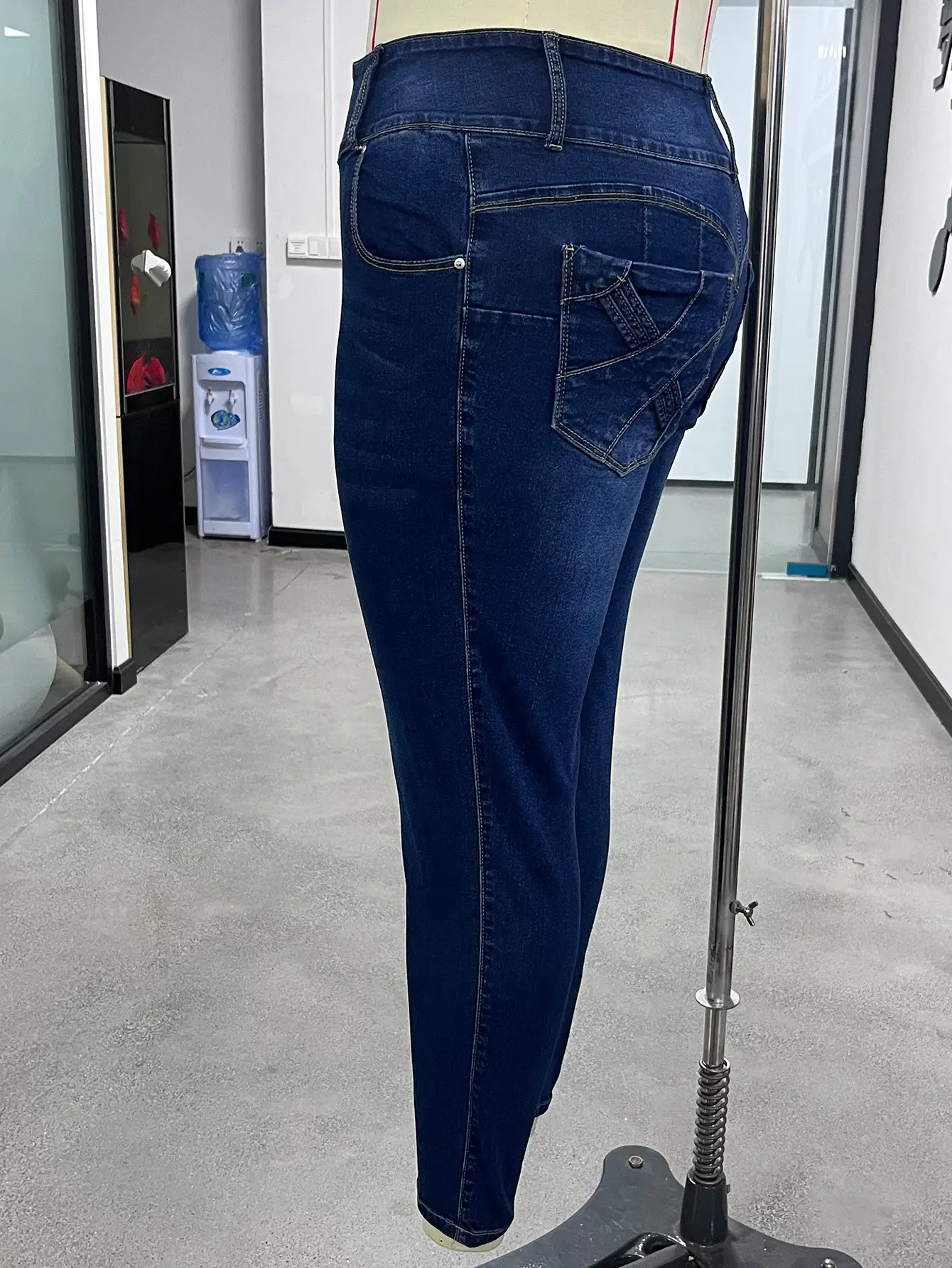 Plus Size High Waist Elastic Slimming Jeans Dark Blue — feature 17