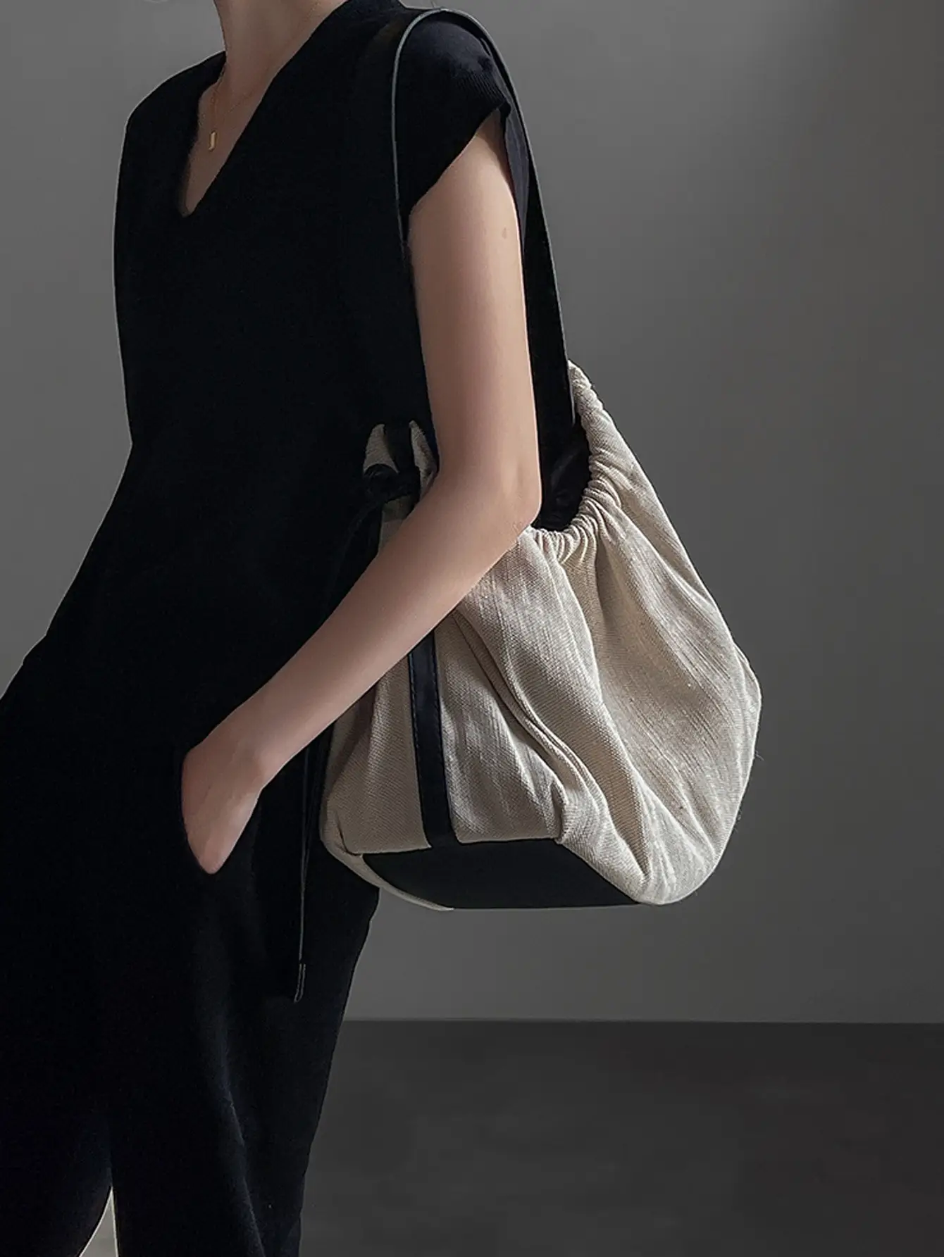 2025 New Ins Style Silver Canvas Shoulder Bag — feature 3