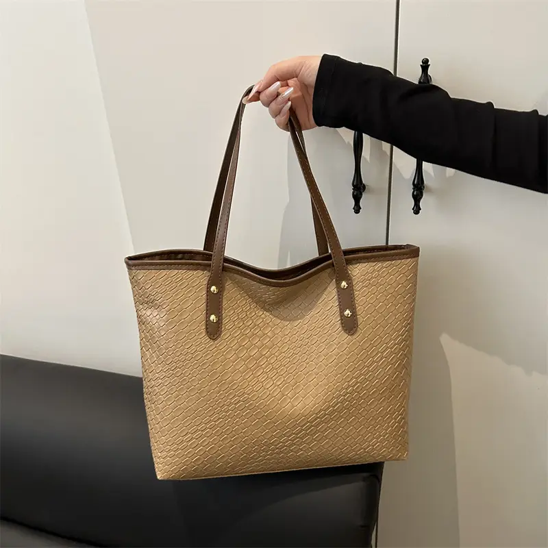 Women Woven Red Handbag Large Capacity Casual Shoulder Bag - Image 3