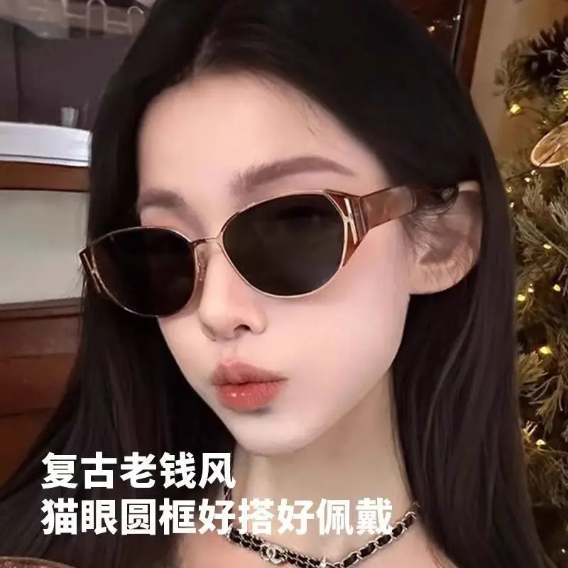 Trendy Cat-Eye Sunglasses with UV Protection - Image 3