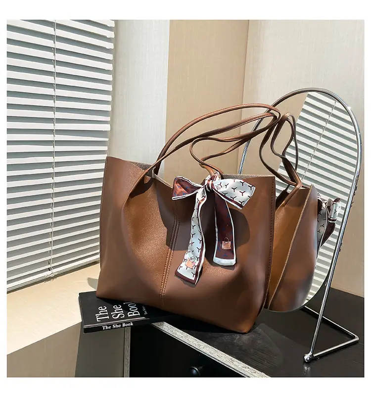 Women 2025 Large Capacity Tote Bag Black Leather — feature 21