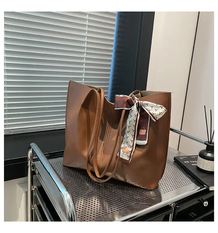 Women 2025 Large Capacity Tote Bag Black Leather — feature 34