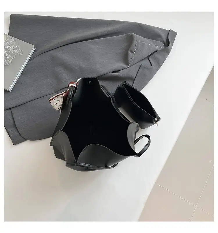 Women 2025 Large Capacity Tote Bag Black Leather — feature 40
