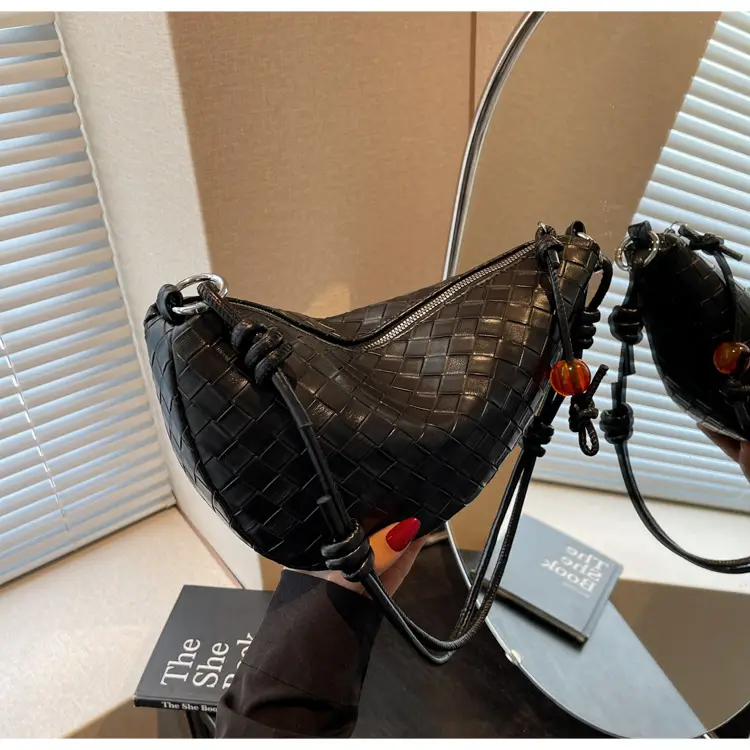 Women Crossbody Bag Black Woven Large Capacity 2025 — feature 11