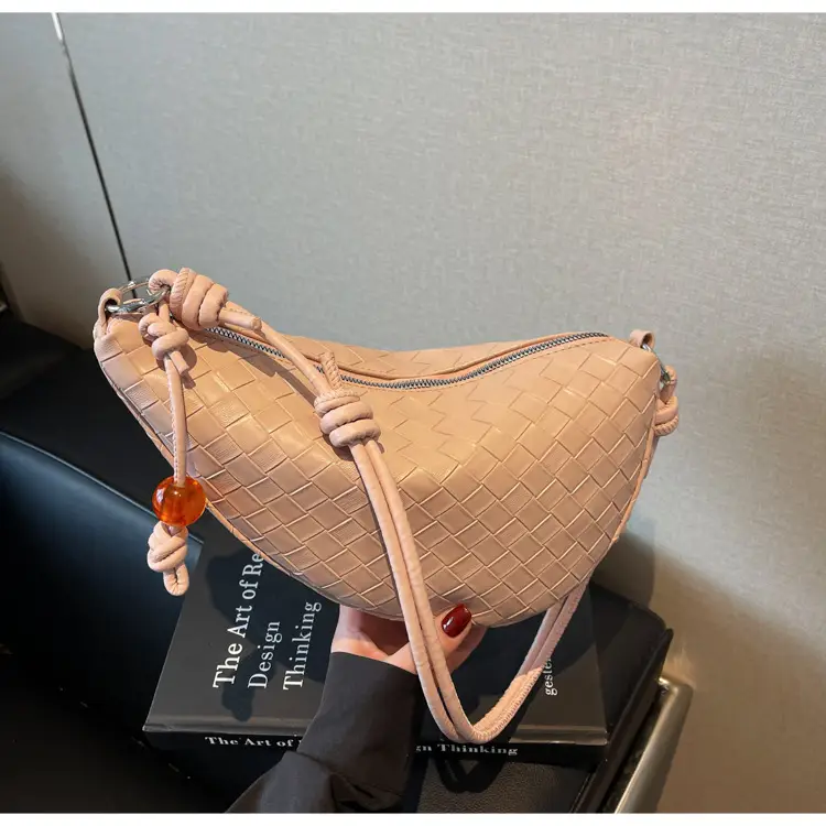Women Crossbody Bag Black Woven Large Capacity 2025 — feature 13