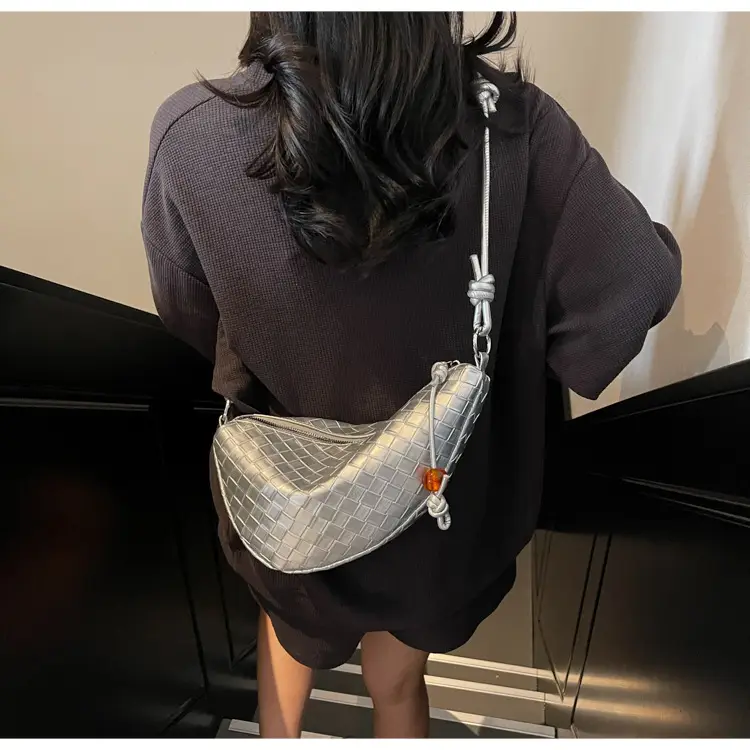 Women Crossbody Bag Black Woven Large Capacity 2025 — feature 24
