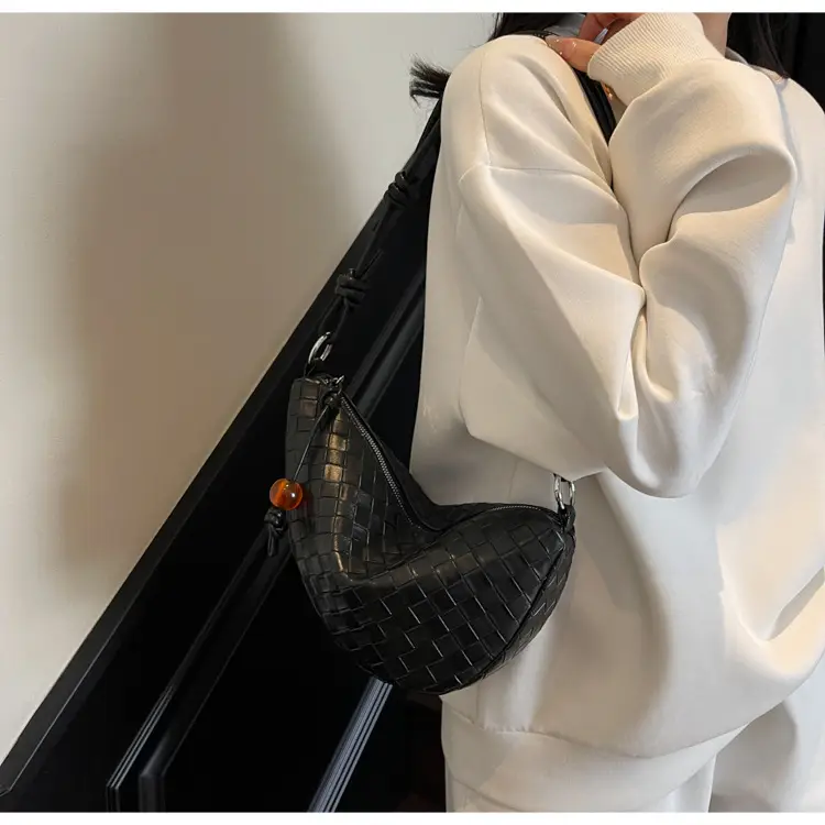 Women Crossbody Bag Black Woven Large Capacity 2025 — feature 25