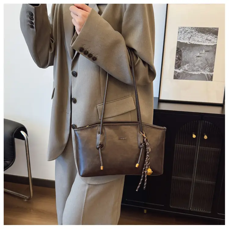 Women's Large Capacity Retro Tote Bag Brown Leather — feature 14