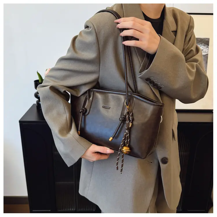 Women's Large Capacity Retro Tote Bag Brown Leather — feature 15
