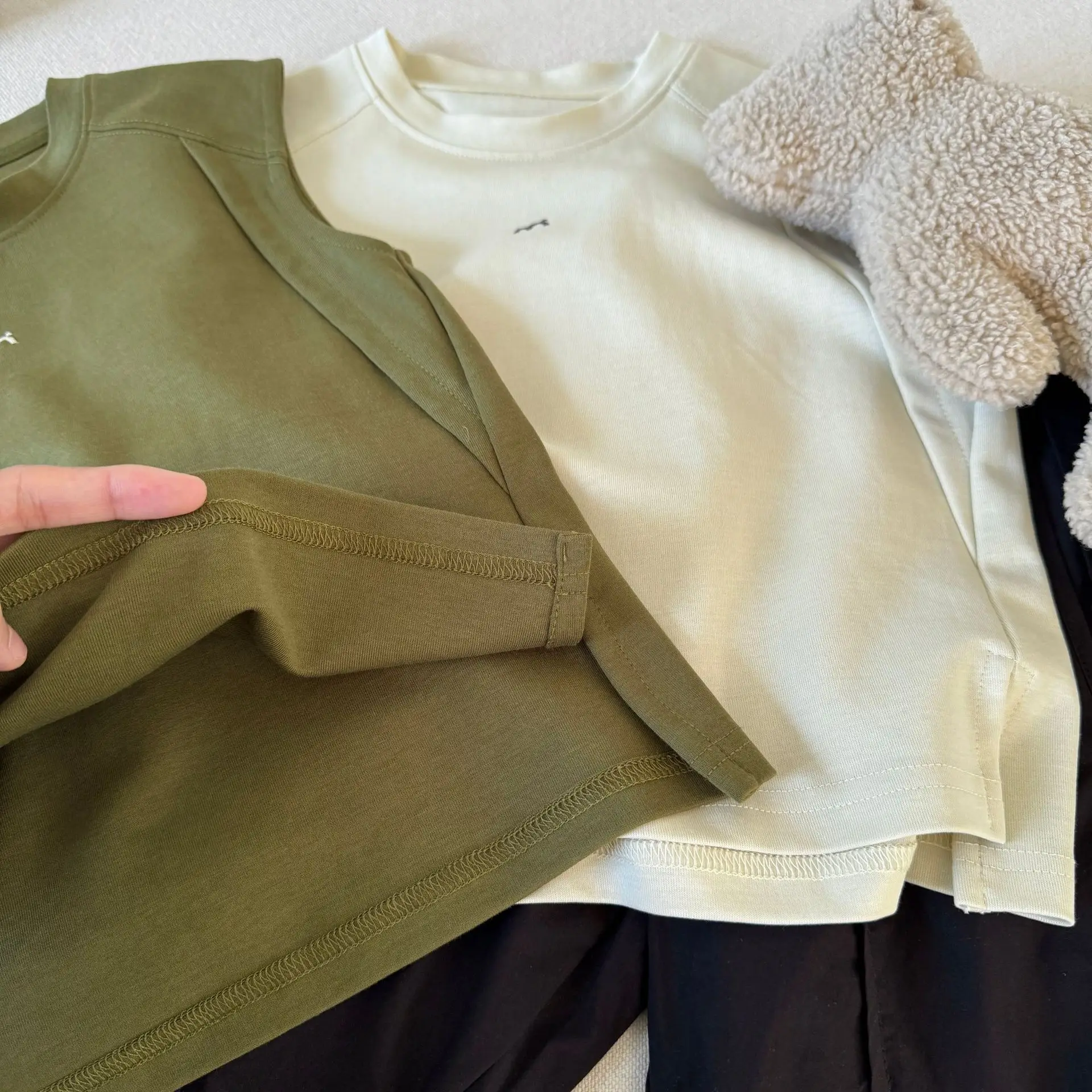 Boys Sleeveless T-Shirt Olive Green New Split Crewneck Small — feature 10