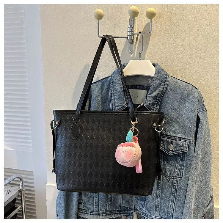 Large Capacity Korean Style Pendant Bag Women's 2023 New Commuting Simple Casual Solid Color Simple Handbag luggage and leather goods - Image 4