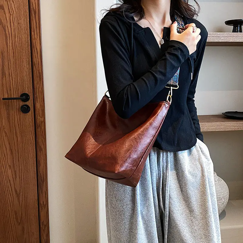 2025 New Summer Large Capacity Tote Bag Brown Leather with Patterned Strap - Image 10