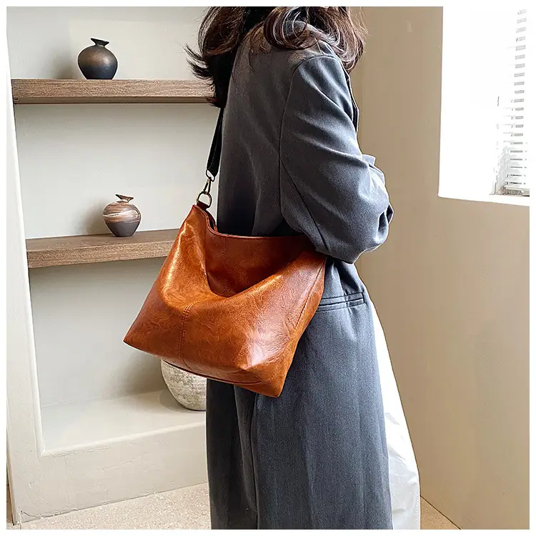 2025 New Summer Large Capacity Tote Bag Brown Leather with Patterned Strap — feature 12