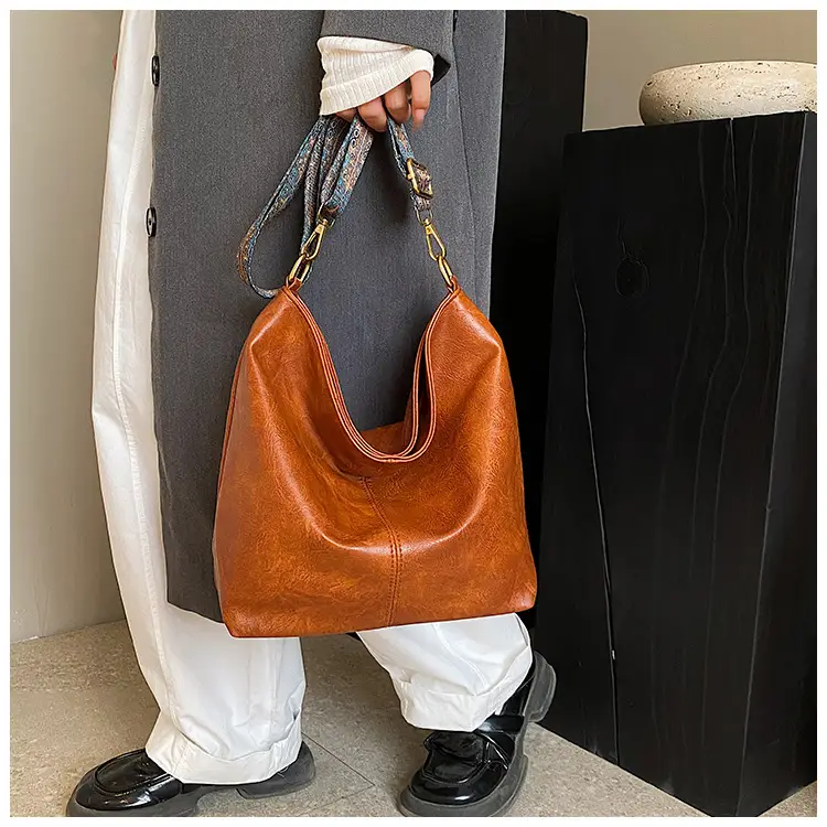2025 New Summer Large Capacity Tote Bag Brown Leather with Patterned Strap — feature 13