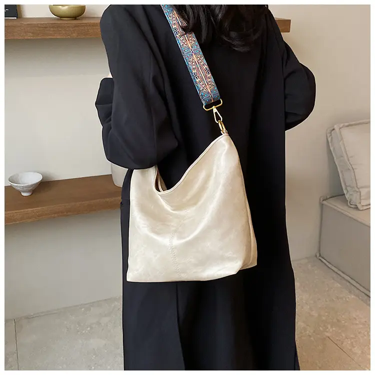 2025 New Summer Large Capacity Tote Bag Brown Leather with Patterned Strap — feature 17