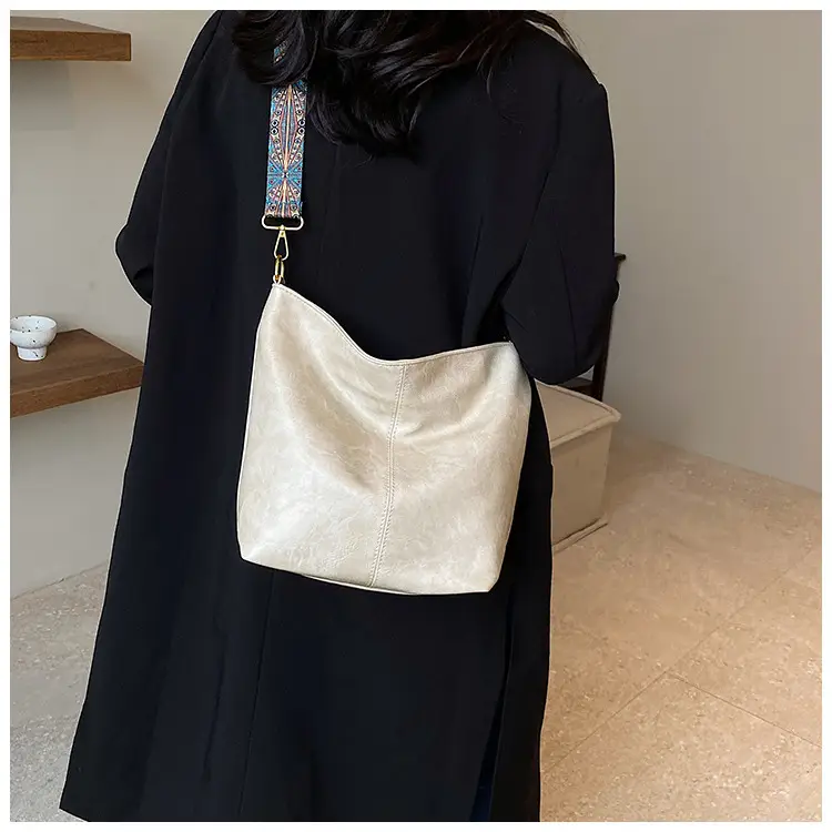 2025 New Summer Large Capacity Tote Bag Brown Leather with Patterned Strap — feature 18