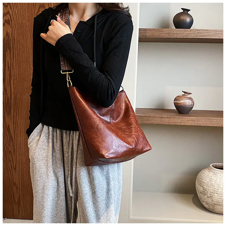 2025 New Summer Large Capacity Tote Bag Brown Leather with Patterned Strap — feature 21