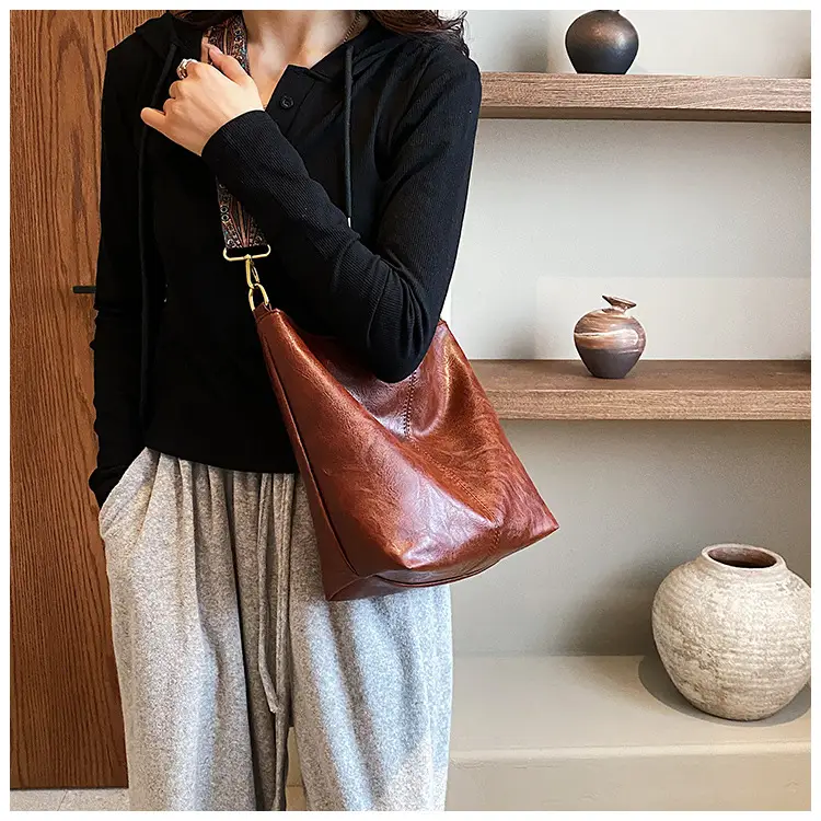 2025 New Summer Large Capacity Tote Bag Brown Leather with Patterned Strap — feature 22