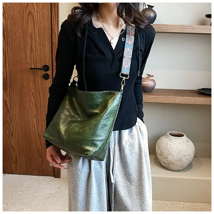 2025 New Summer Large Capacity Tote Bag Brown Leather with Patterned Strap — feature 24