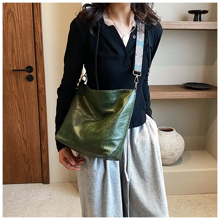 2025 New Summer Large Capacity Tote Bag Brown Leather with Patterned Strap — feature 25