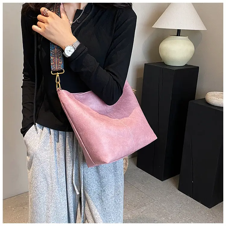 2025 New Summer Large Capacity Tote Bag Brown Leather with Patterned Strap — feature 28