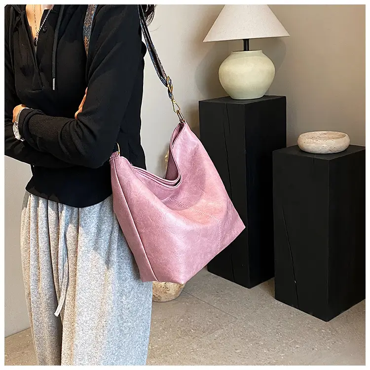 2025 New Summer Large Capacity Tote Bag Brown Leather with Patterned Strap — feature 30
