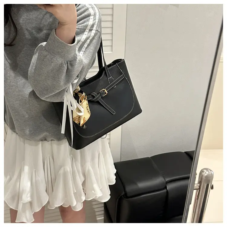 Black One-shoulder Handbag for Women Large Capacity Commuter Tote — feature 11