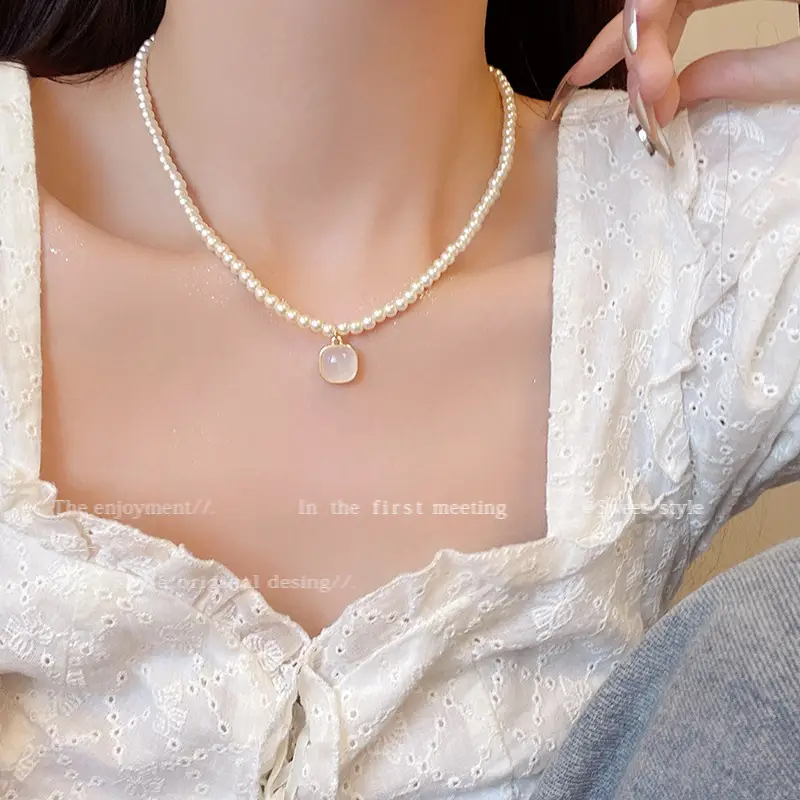 Luxury Pearl Clavicle Chain with Shaking Sound & Burst Effect — feature 42