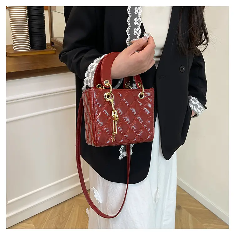 Black Rhombic Textured Handbag with Gold Chain — feature 10