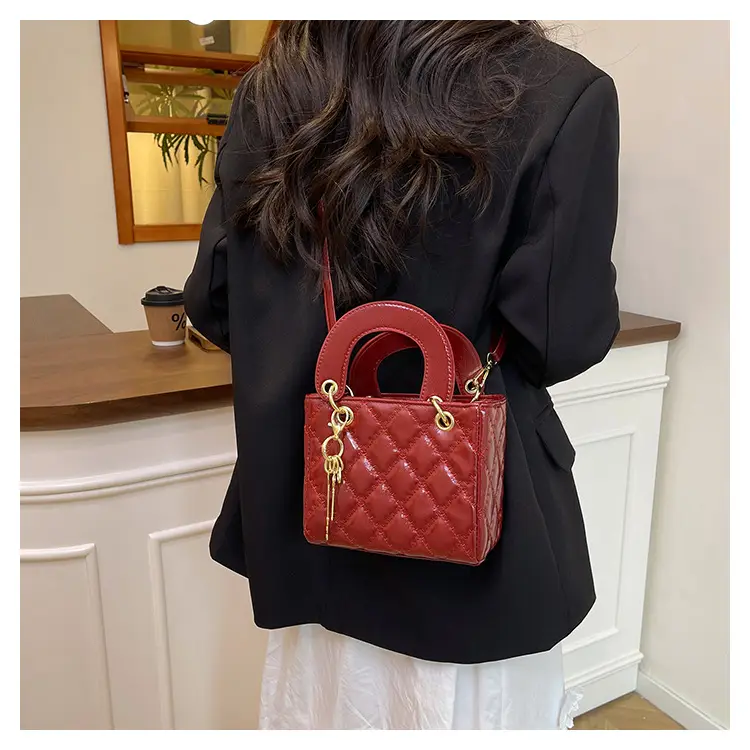 Black Rhombic Textured Handbag with Gold Chain — feature 11
